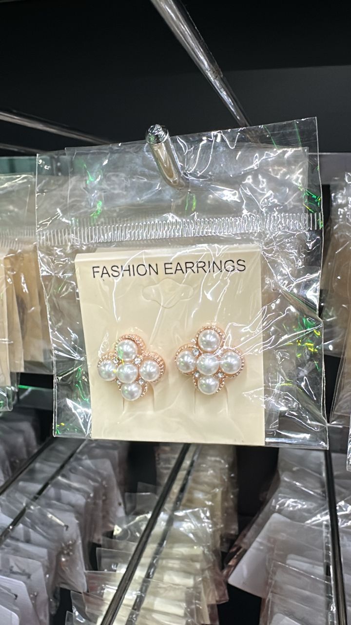 Earrings / Brooches (Random) 耳环 / 胸针 随机发！